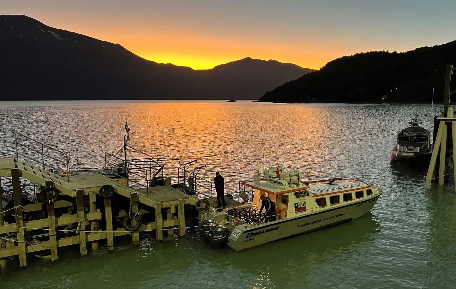 Amanecer al final de la Carretera Austral, en Puerto Bahamondes, Lago O'Higgins