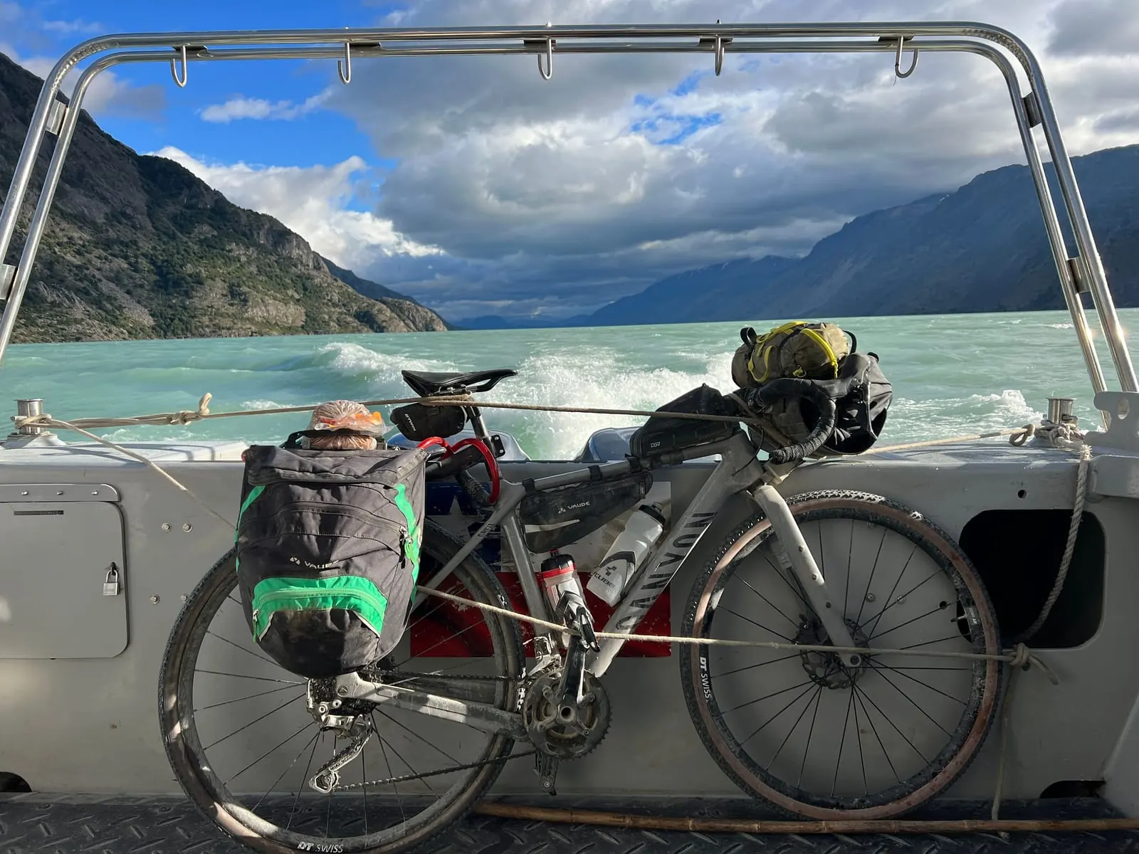 Bicicletas a bordo durante el cruce del Lago O'Higgins