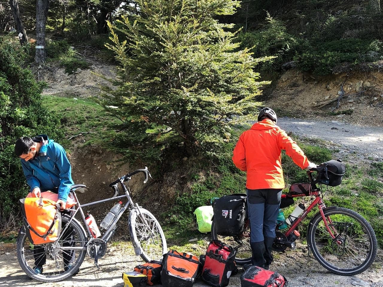 Ciclistas desembarcando en Puerto Candelario Mancilla