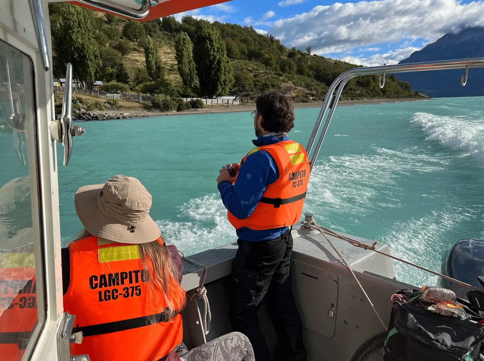 Las costas del Lago O'Higgins con Ruedas de la Patagonia