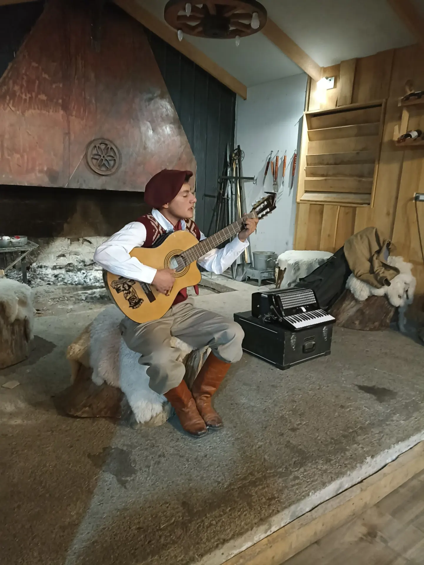 El interior de El Quincho de Ruedas, con música junto al fogón