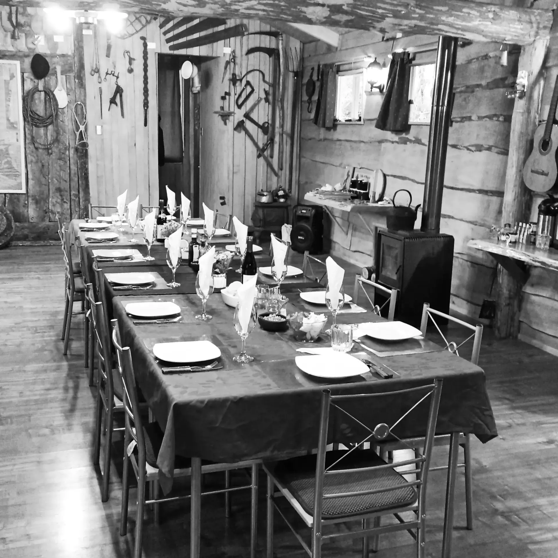 El fogón y la mesa larga del quincho