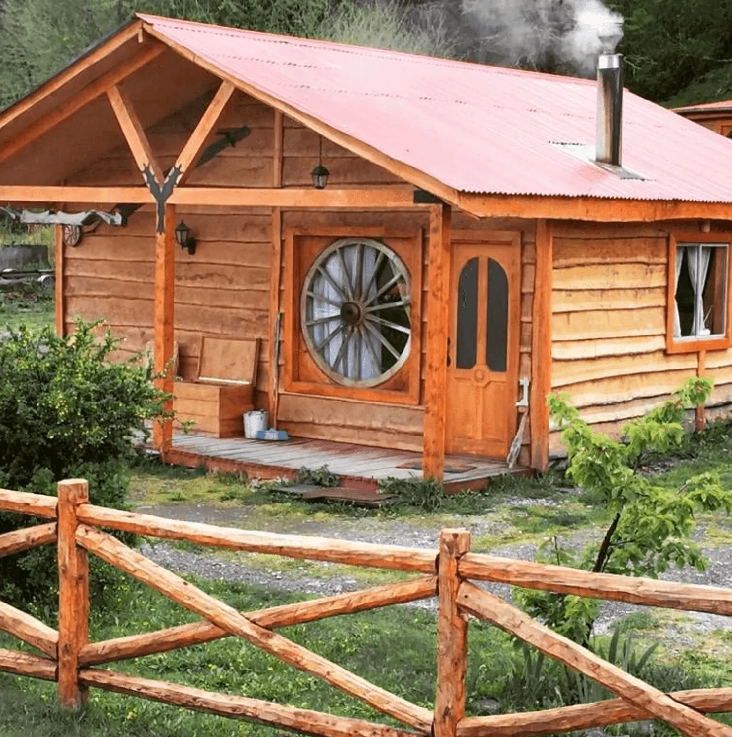 La rueda de carreta en el cerco de la entrada, Villa O'Higgins