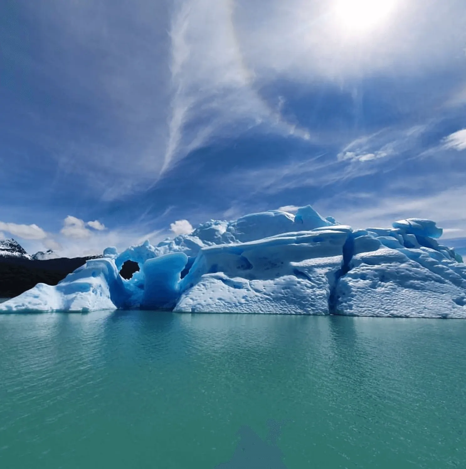 Témpano de hielo azul sobre el Lago O'Higgins