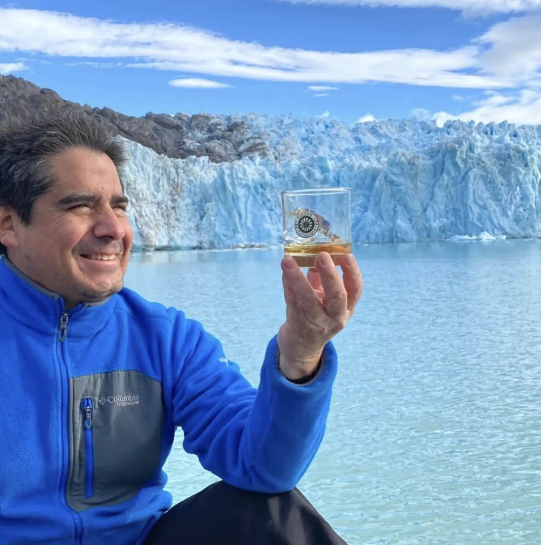 Viajeros observando el Glaciar O'Higgins desde cubierta