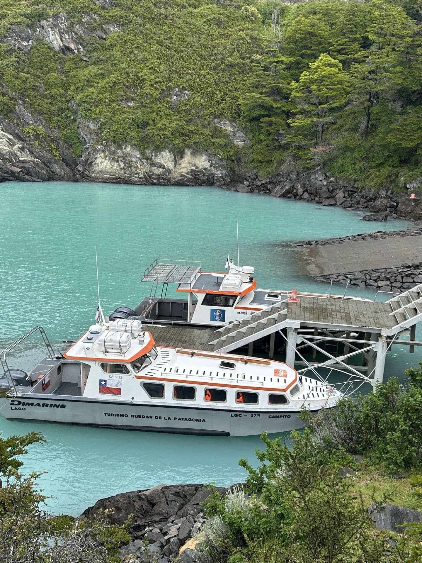 La nave Campito de Turismo Ruedas de la Patagonia, amarrada en una cala del Lago O'Higgins