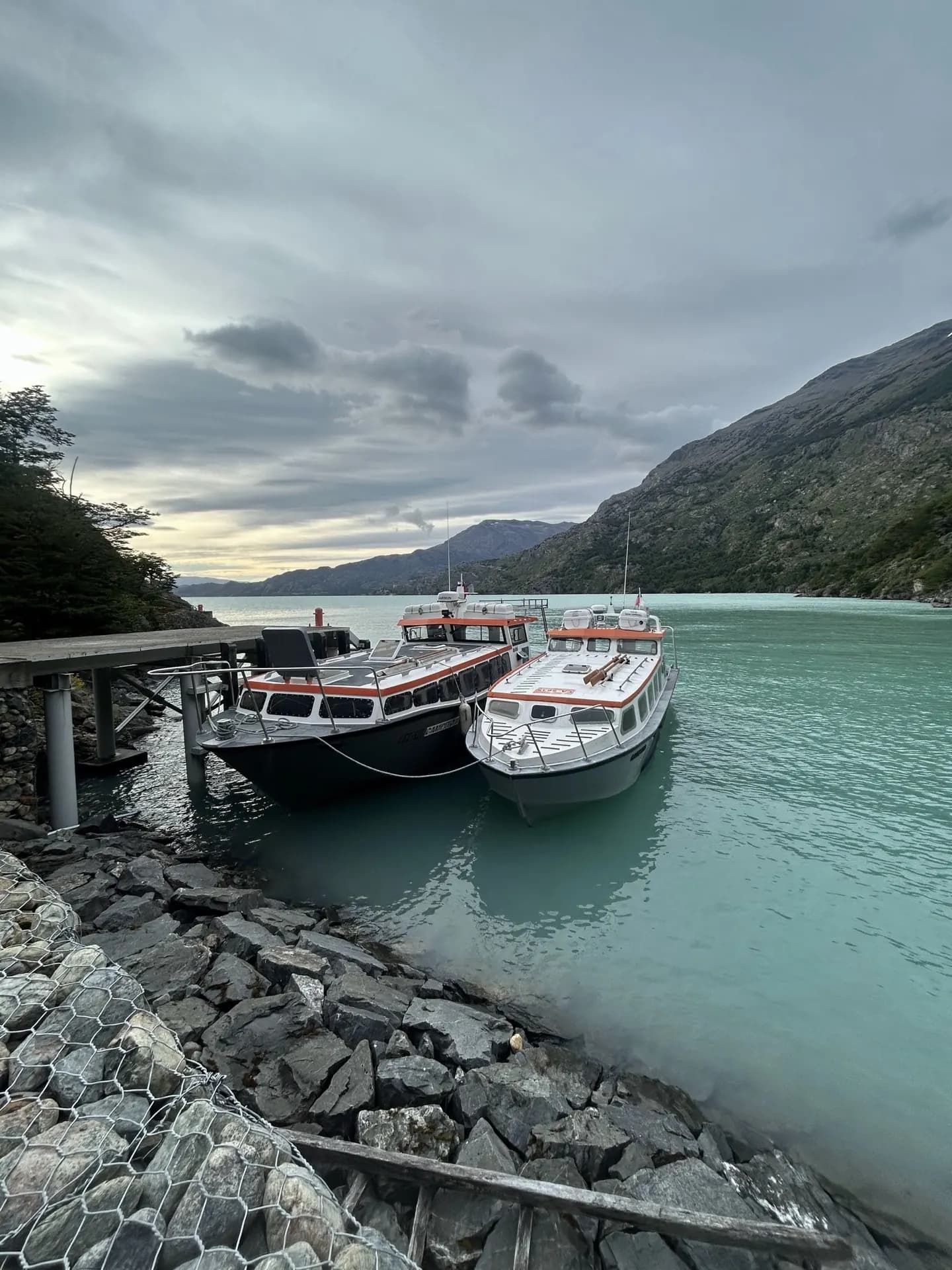 Las dos naves de Ruedas amarradas al muelle