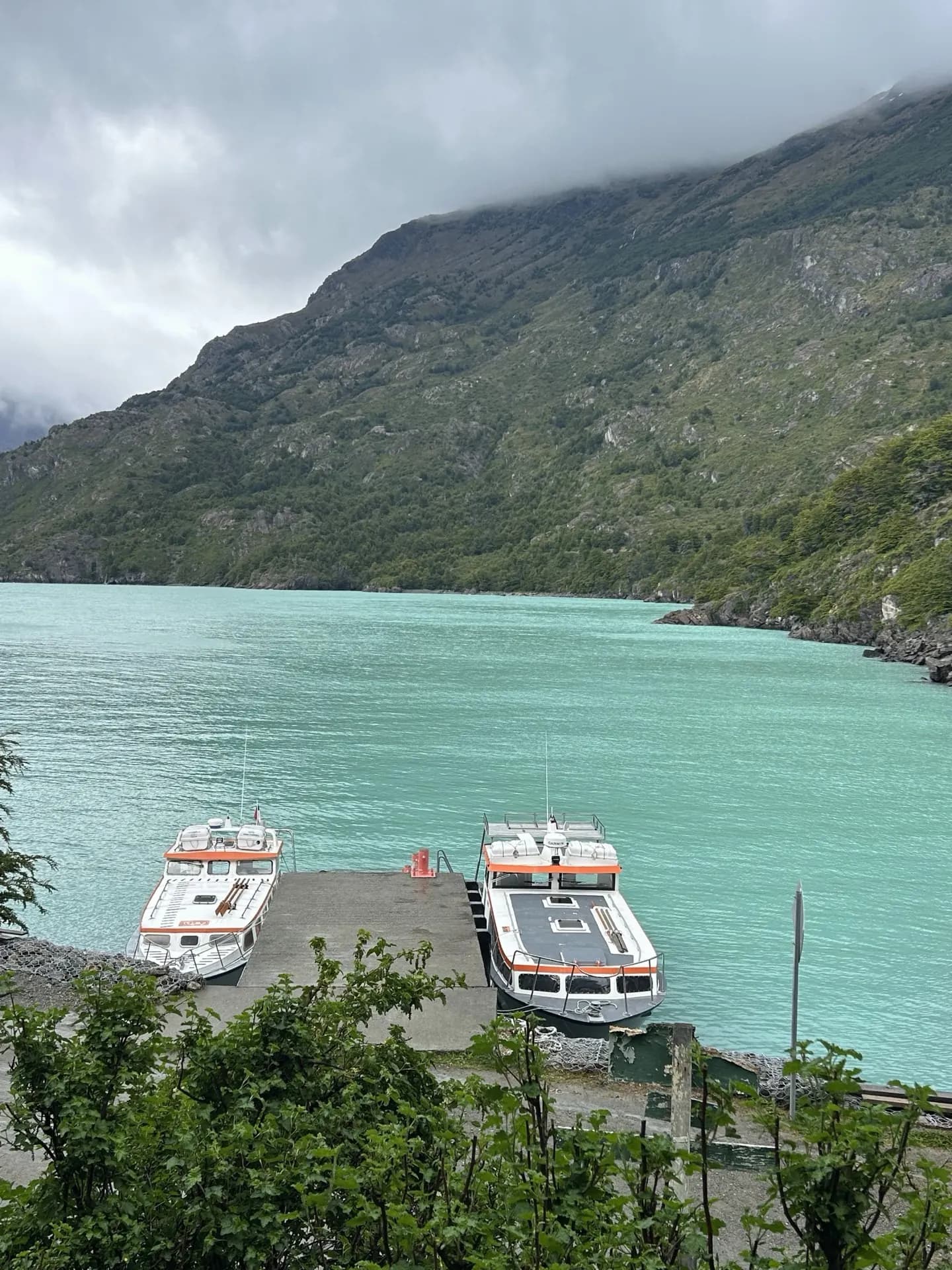 Campito I y Campito II en las aguas turquesas del Lago O'Higgins
