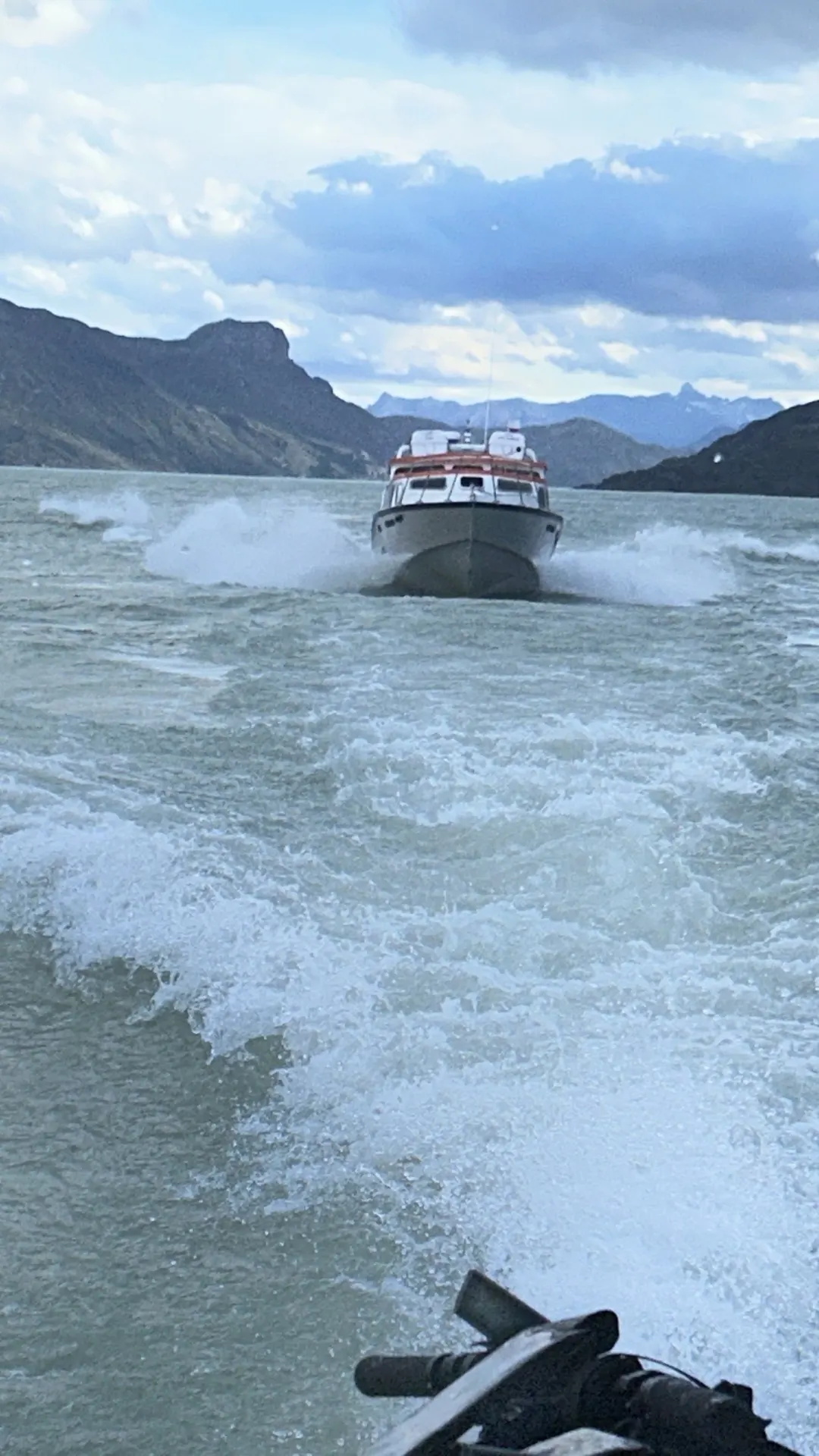 Nave de Ruedas navegando con oleaje, vista desde la proa