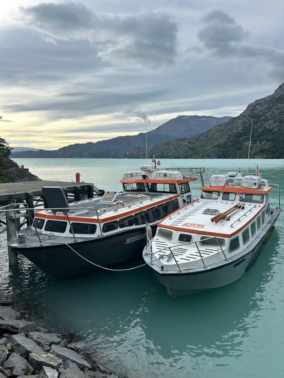 Una de las naves de Ruedas de la Patagonia en el Lago O'Higgins