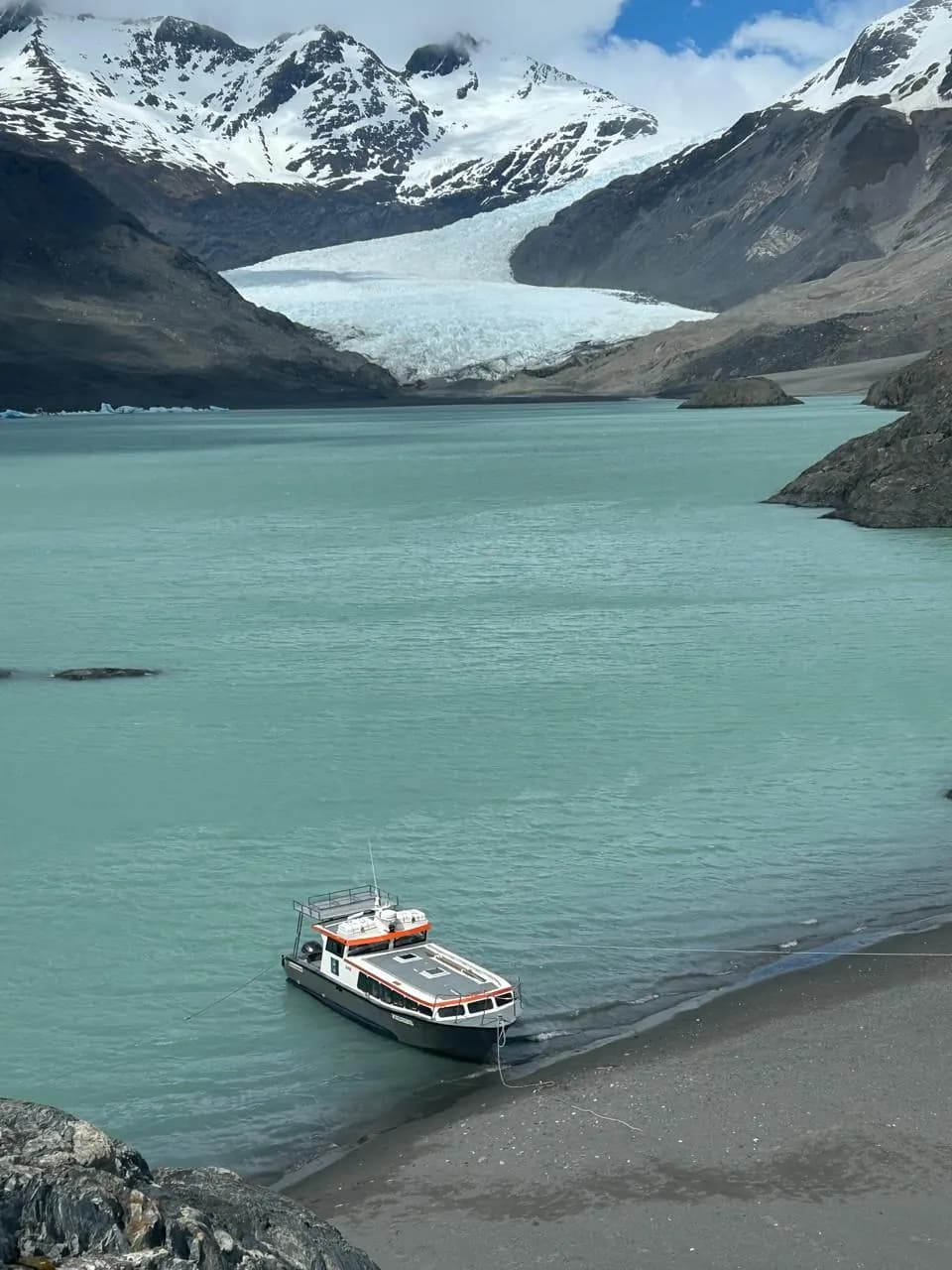 Nave de Ruedas de la Patagonia navegando el Lago O'Higgins