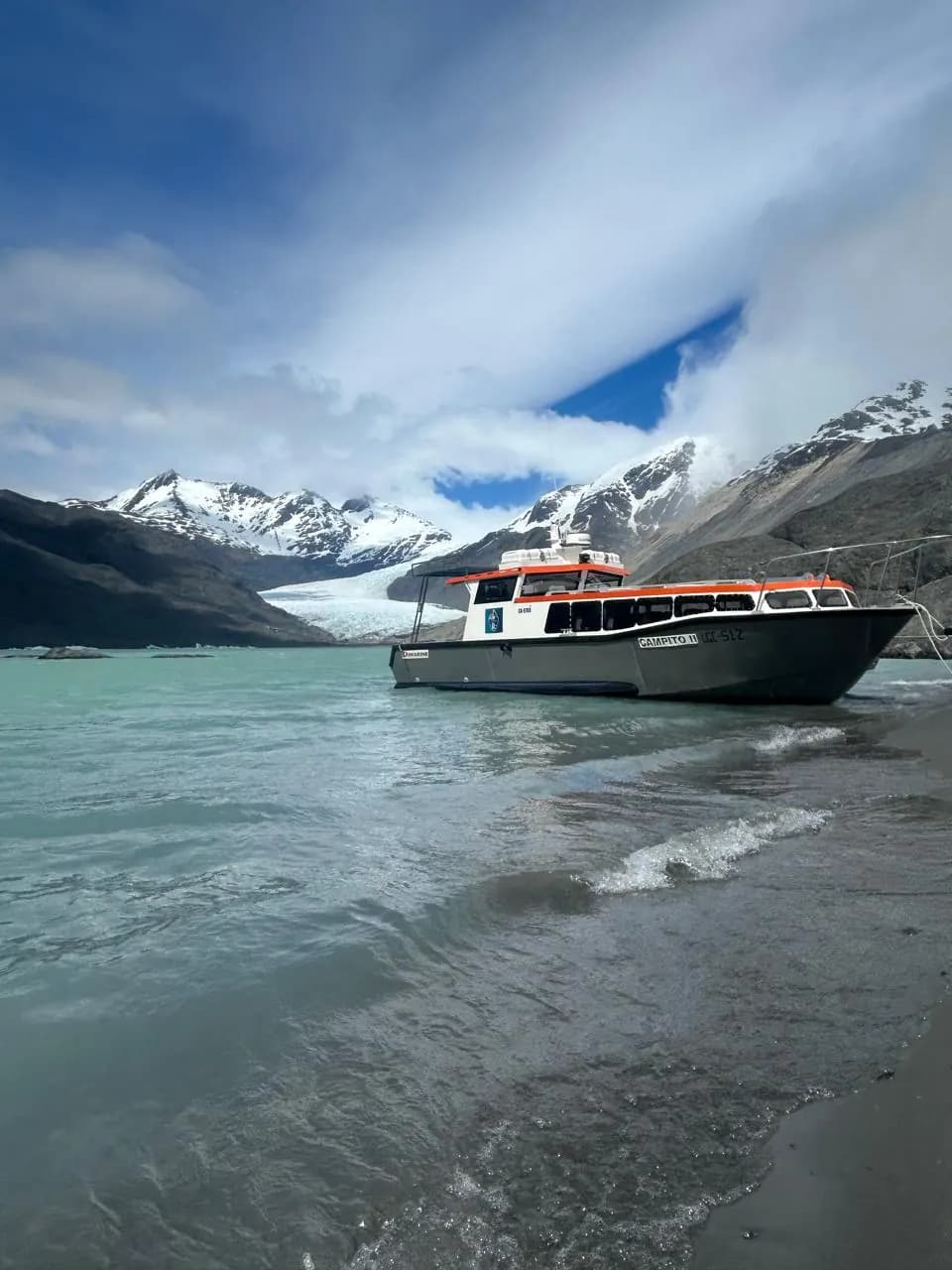 Nave de Ruedas de la Patagonia amarrada en el puerto