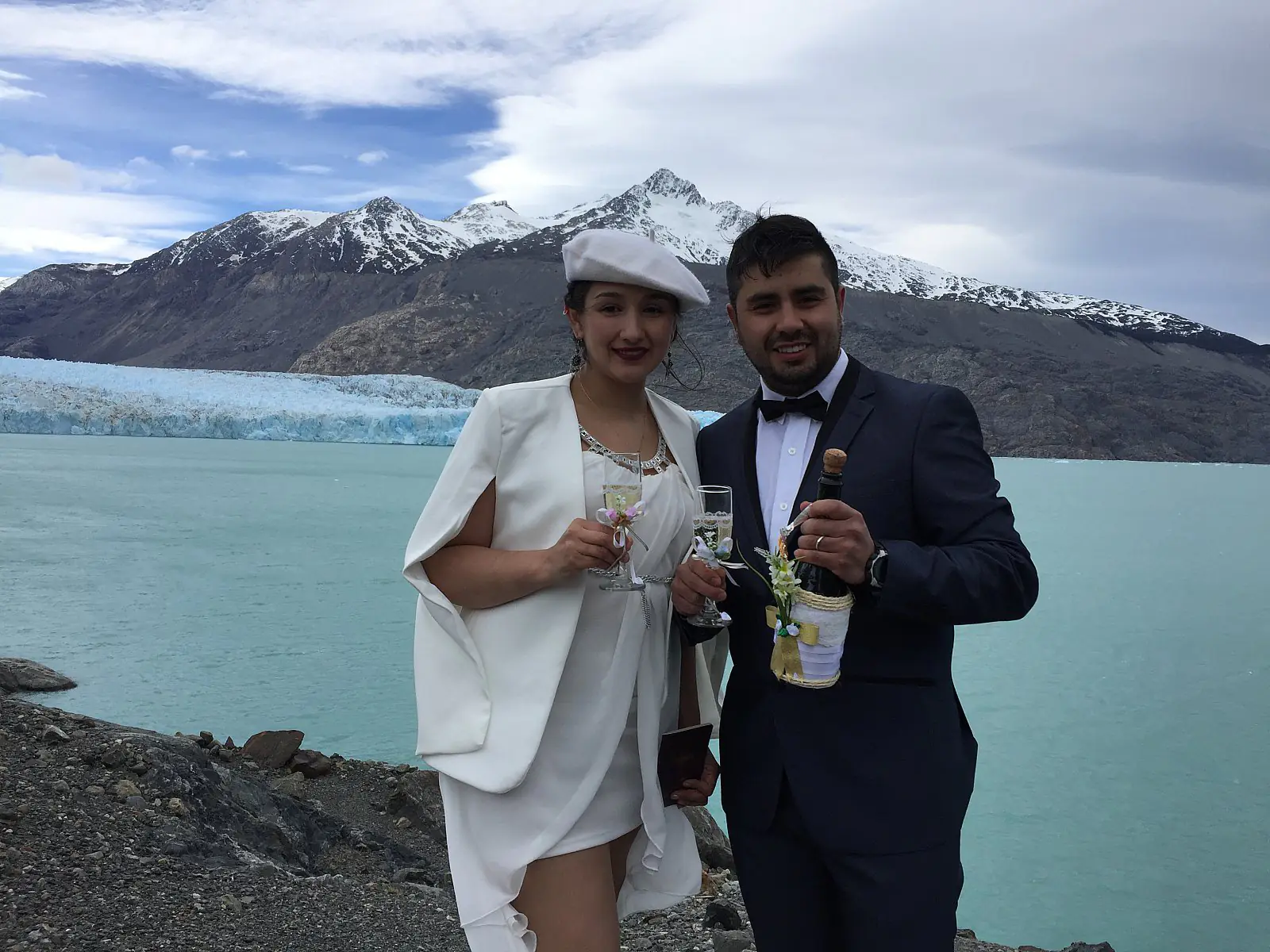 Mariana y Jonathan brindando frente al Glaciar O'Higgins, el día de su matrimonio