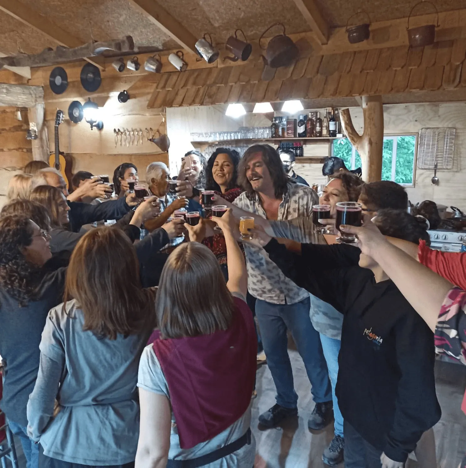 Brindis con vino a bordo, en el quincho